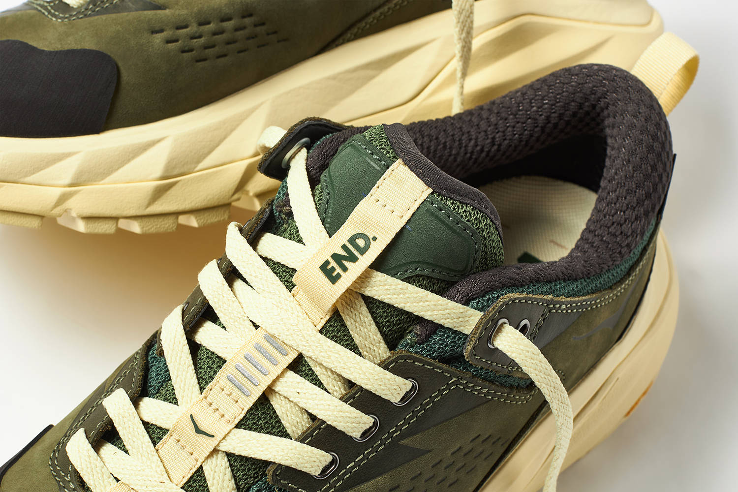 翻越荒原自然出色 HOKA x END. MAFATE SPEED 2与KAHA LOW GTX发售
