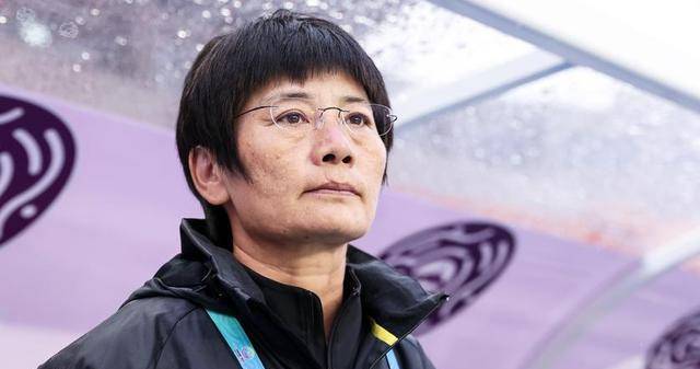 巴萨名宿与60岁水庆霞携手，她将担任新岗位，年薪十万人民币