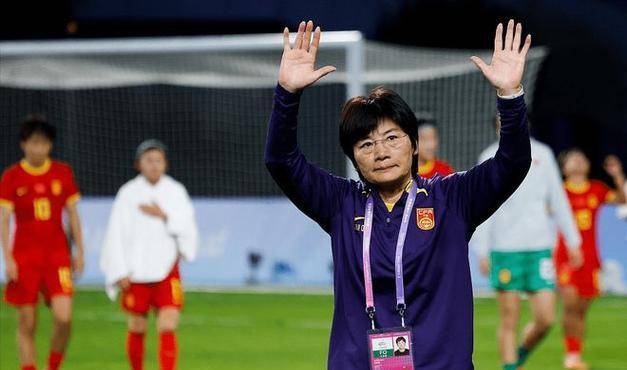 巴萨名宿与60岁水庆霞携手，她将担任新岗位，年薪十万人民币