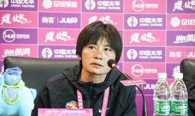 巴萨名宿与60岁水庆霞携手，她将担任新岗位，年薪十万人民币