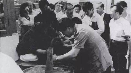 上世纪最荒谬的骗局：初中生号称可以将水变油，骗了四亿多人民币