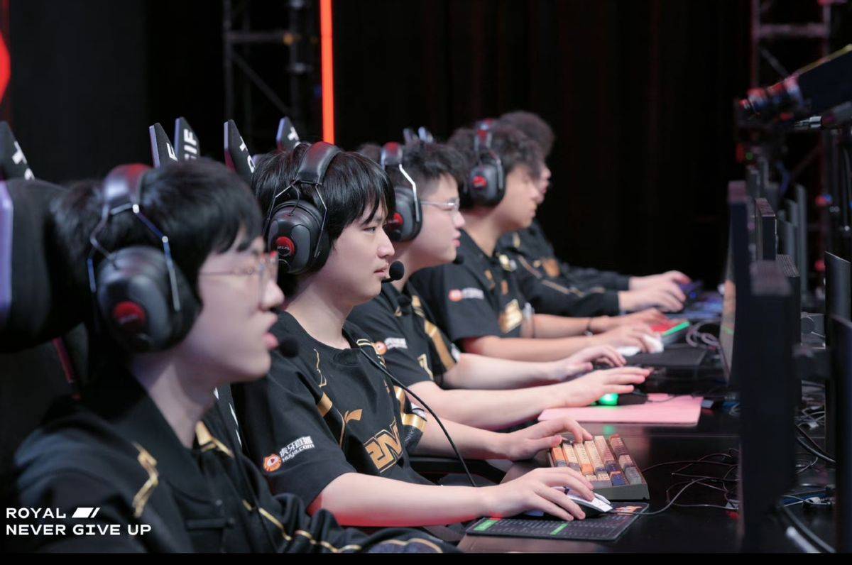 朱开回应RNG卡银河合同，阵容不行自己将直接离队