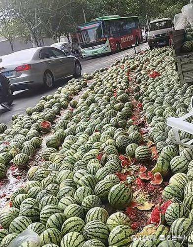 河南商丘一摊贩占据半边马路卖西瓜，被带走处理后西瓜遭哄抢