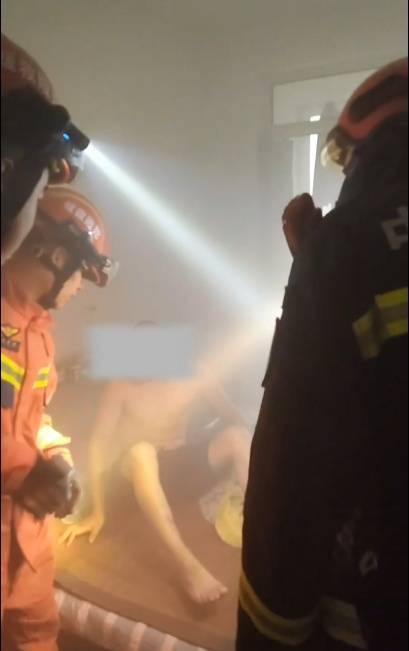 男子炖鸡后回卧室倒头就睡，醒来身边站满消防员……
